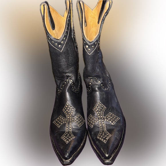 Old Gringo Shoes - Hard to find Old Gringo Studded Cross Boots sz. 7 1/2
Make an offer⚡️